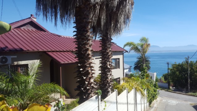 Mossel Bay self catering accommodation house Admirals rest, photo shows the house, Indian ocean and Outeniqua mountains